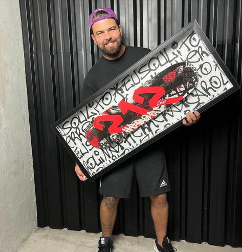Lito segurando skate customizado para Carolina Herrera