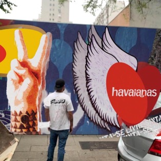 Lito junto ao mural criado para Havaianas